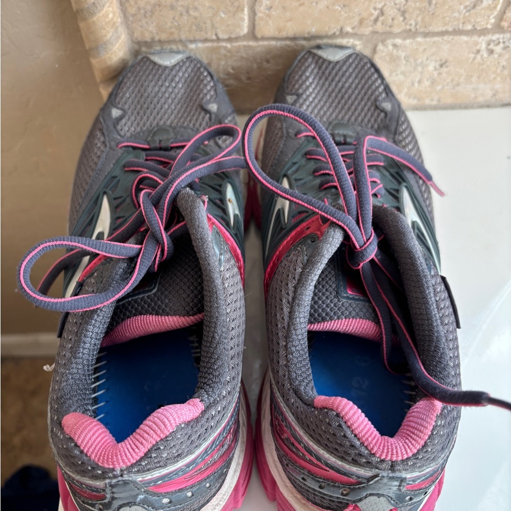 Brooks Gray and Pink Athletic Running Shoes Women’s Size 9 Running Sneakers - Picture 3 of 9
